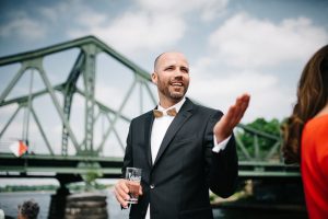 Bräutigam auf dem Schiff an der Glienicker Brücke Potsdam Hochzeit