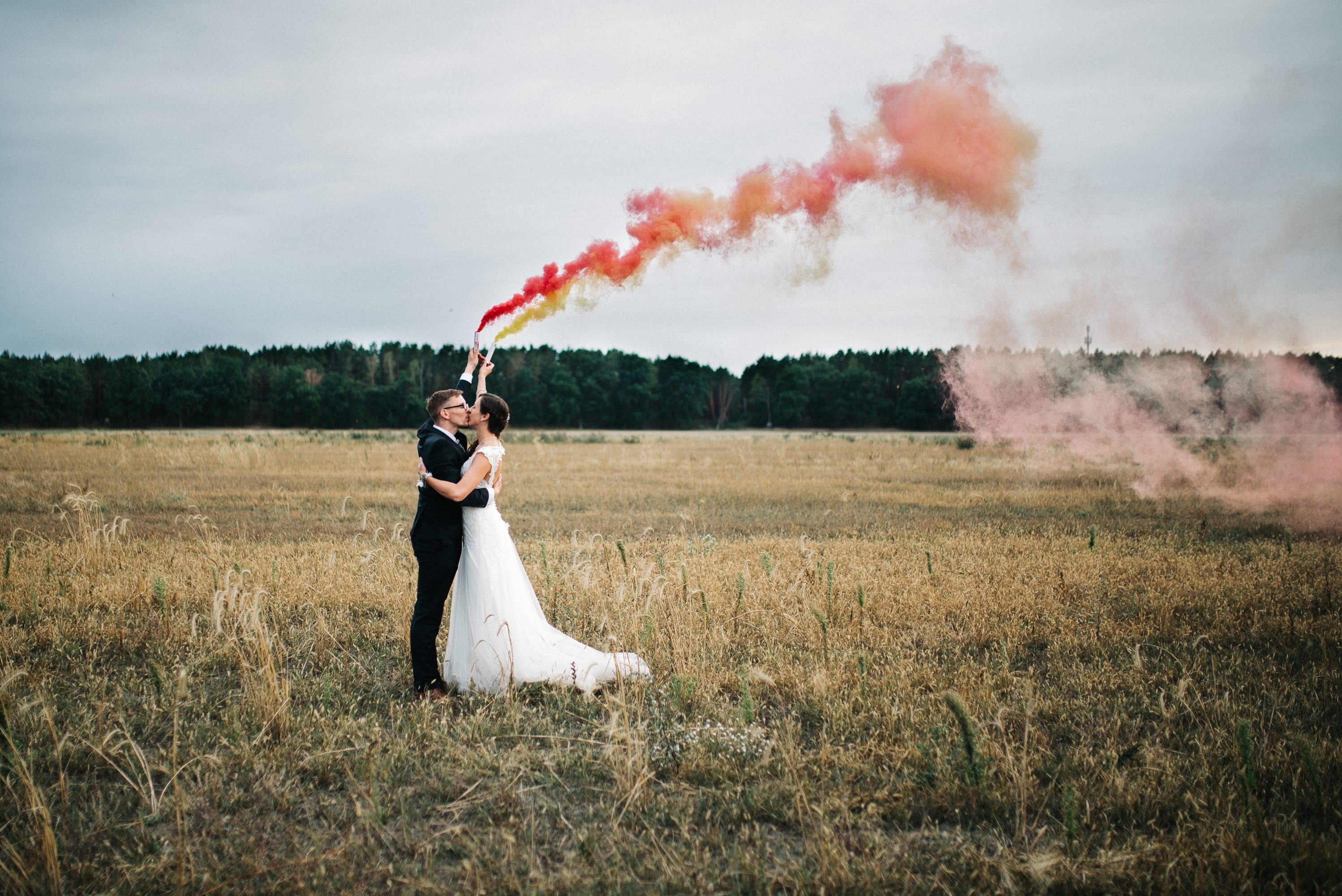 Hochzeitspaar mit Rauchbombe - Herzklopfreportagen by Steven Ritzer