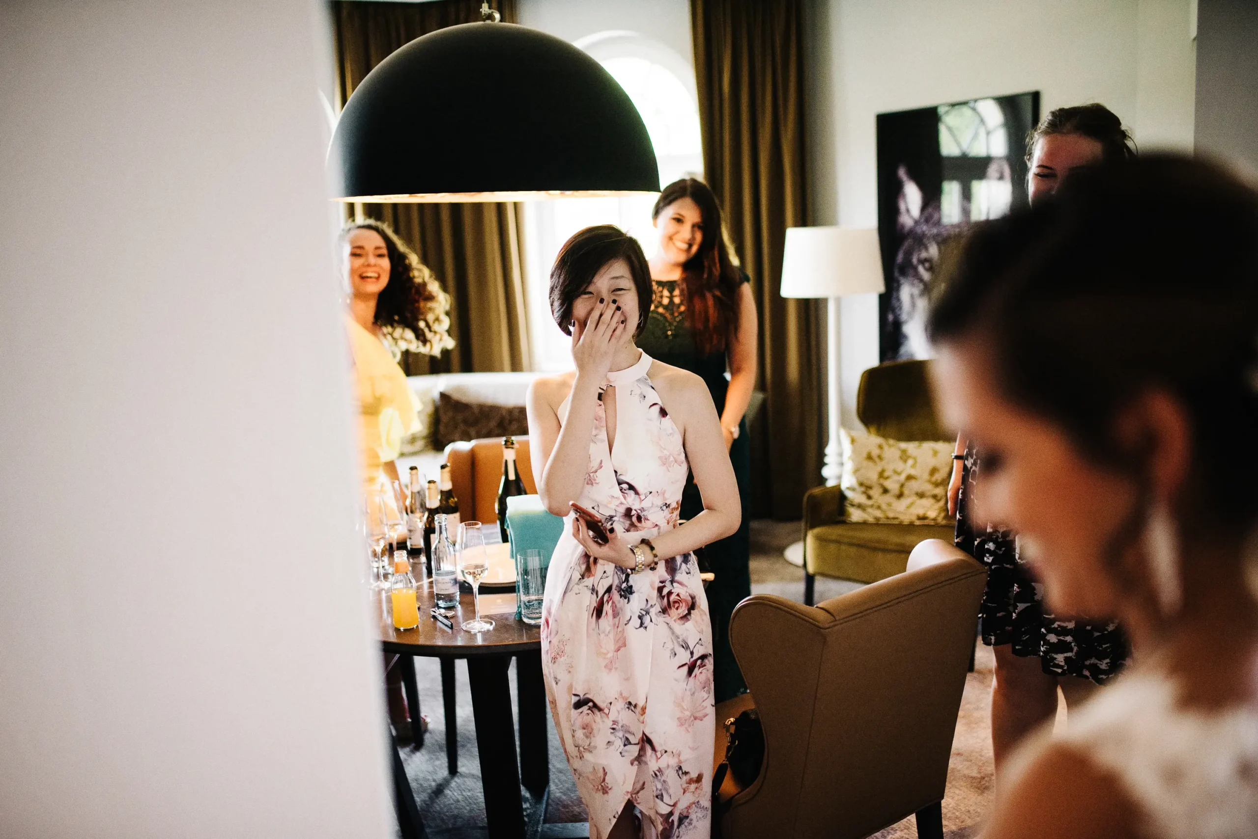 First Look mit dem Brautjungfern im Schlosshotel Fleesensee - Hochzeitsfotograf Potsdam Berlin Brandenburg - Herzklopfreportagen