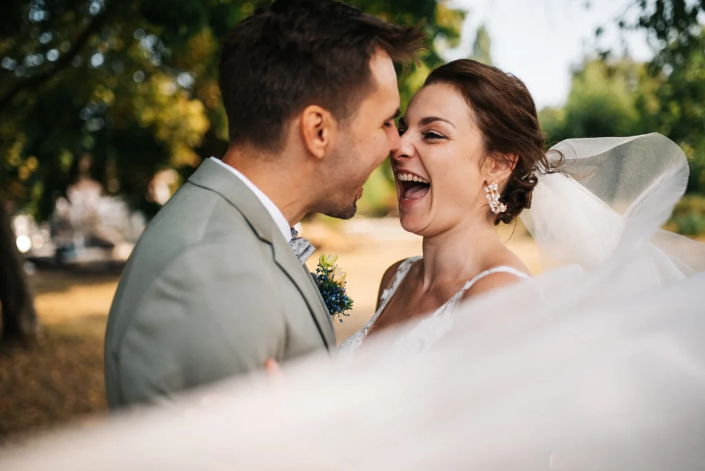 Lockeres Paarshooting auf einer Hochzeit im Seebad Caputh - Hochzeitsfotograf Brandenburg - Herzklopfreportagen