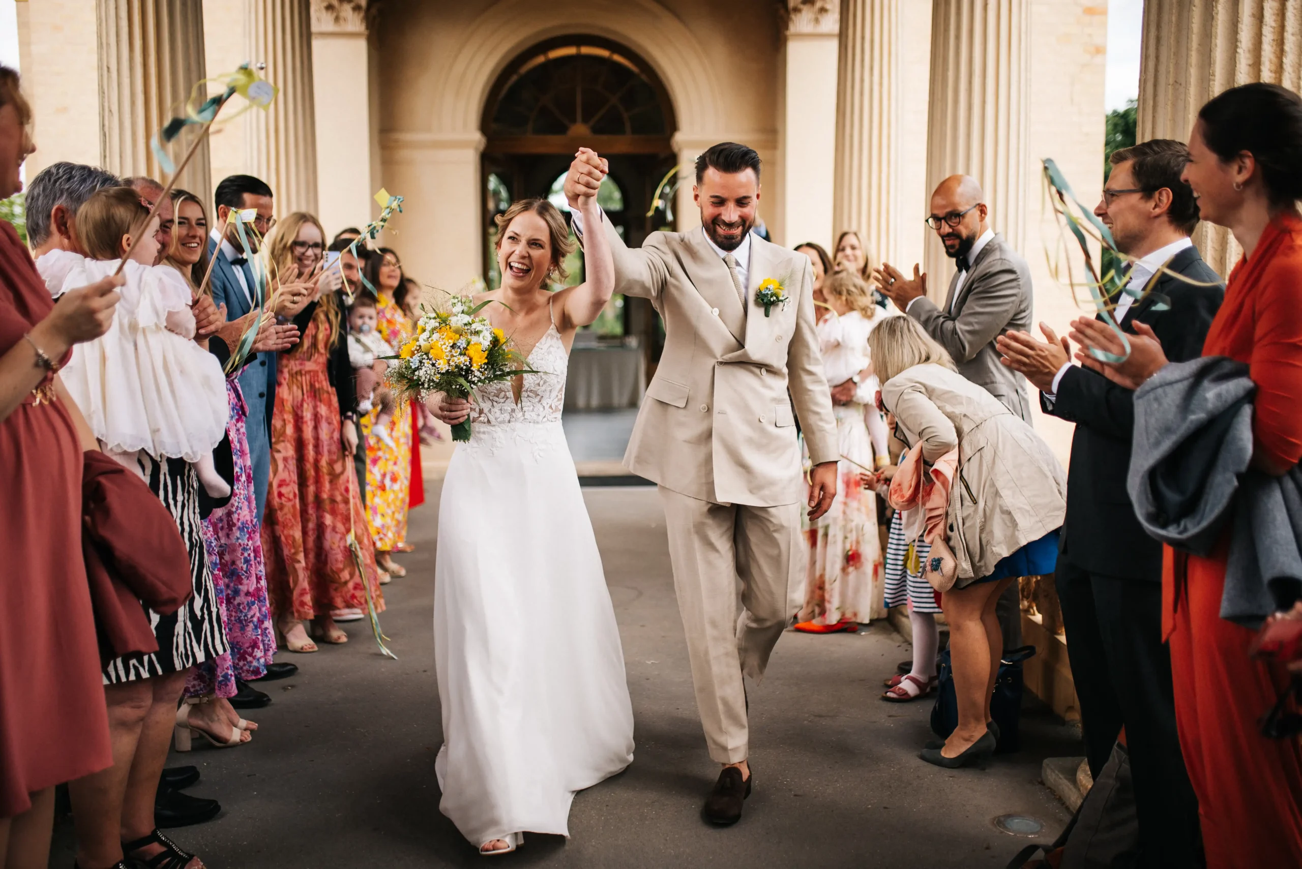 Hochzeitsfotograf Berlin Brandenburg - Hochzeitsreportagen ohne Kitsch. Kein Posing. Null Schnickschnack. Einfach nur ihr! Glückliches Hochzeitspaar läuft durch den Spalier ihrer Hochzeitsgäste nach der standesamtlichen Trauung im Belvedere Pfingstberg Potsdam