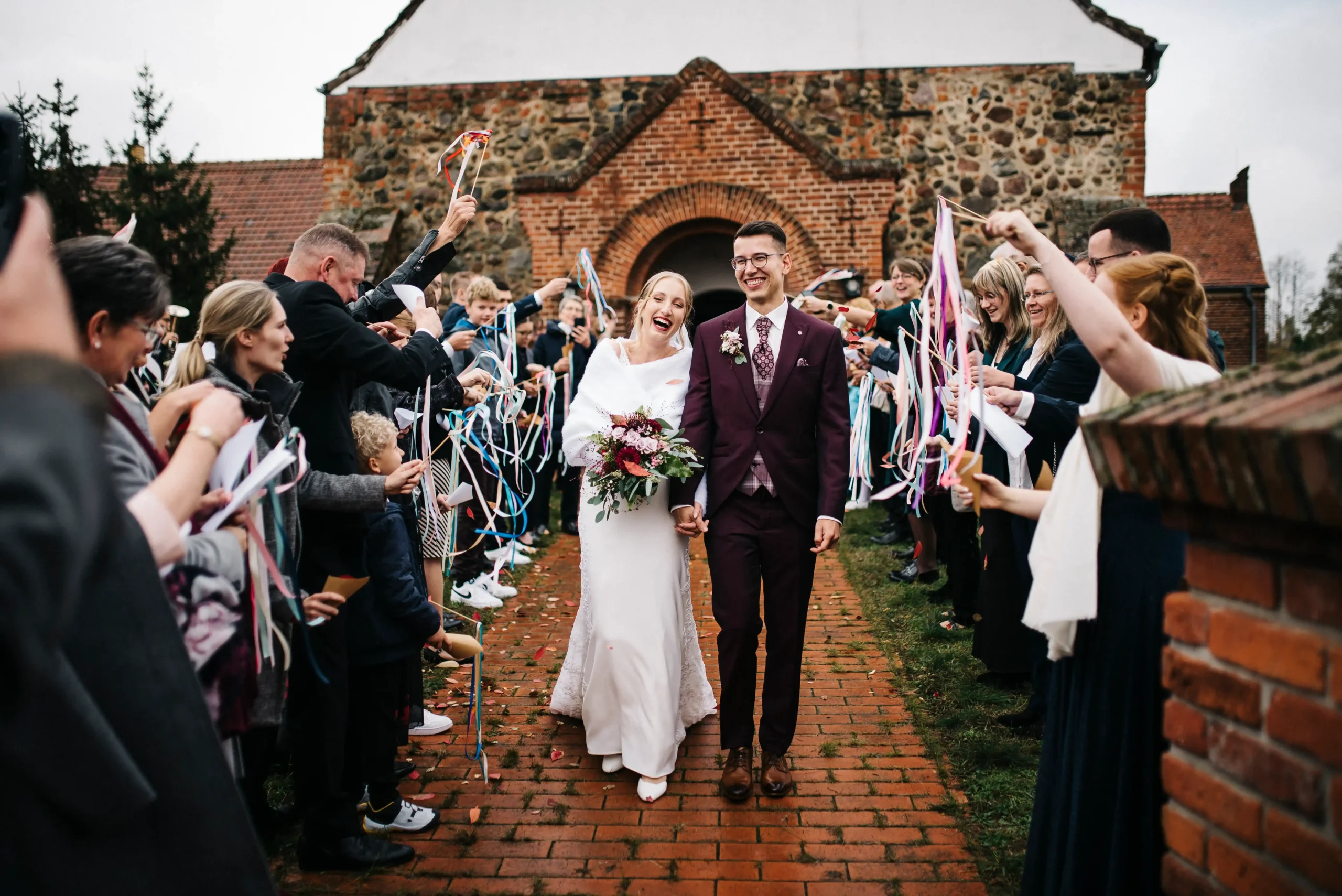 Hochzeitspaar kurz nach der kirchlichen Trauung in Dobbrikow - Haus am Bauernsee - Hochzeitsfotograf Potsdam Brandenburg für ungestellte Hochzeitsreportagen - Herzklopfreportagen