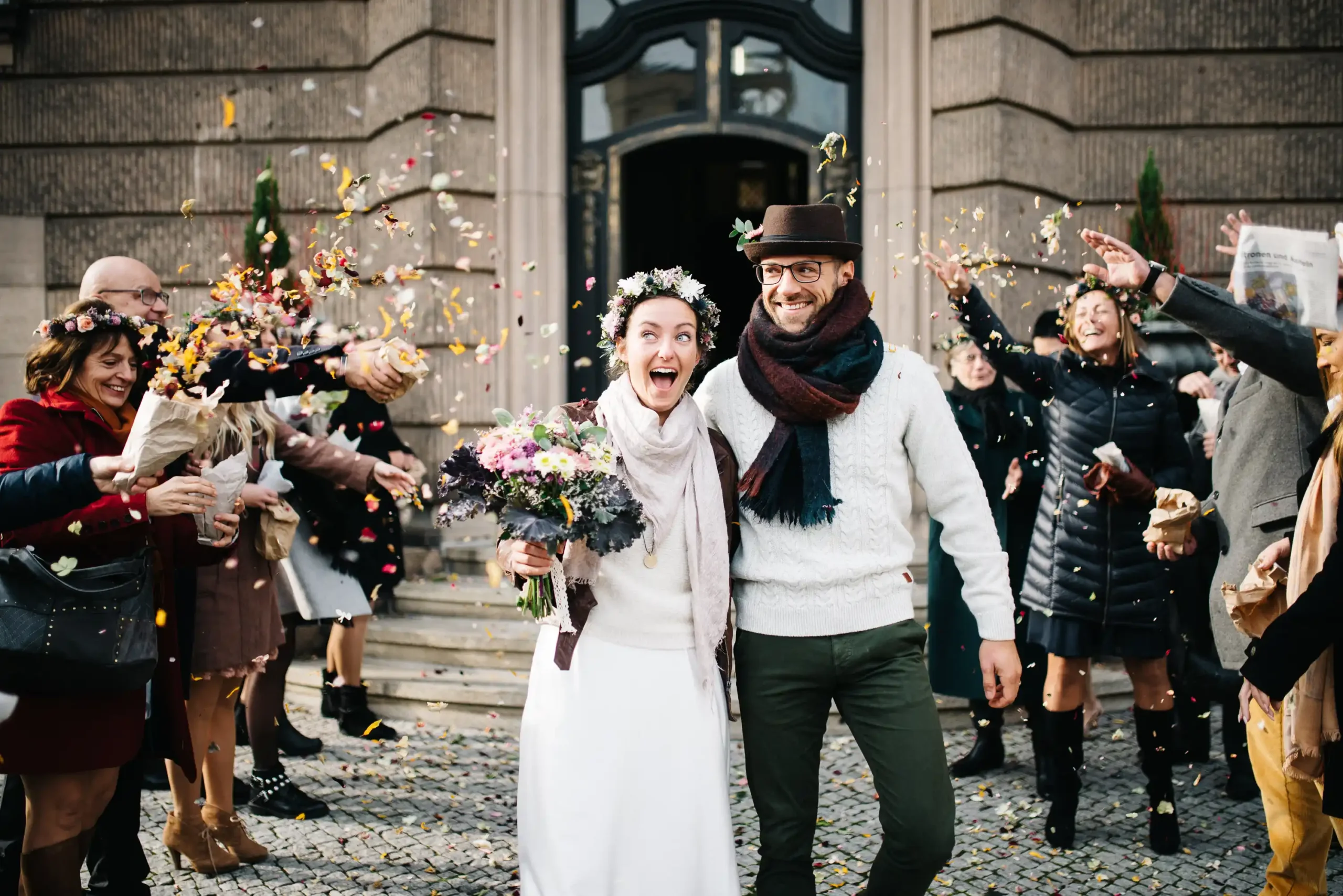 Hochzeitspaar läuft überglücklich durch den Spalier nach der standesamtlichen Trauung im Rathaus Potsdam - Hochzeitsfotograf Potsdam - Hochzeitsreportagen ohne Kitsch. Kein Posing. Null Schnickschnack. Einfach nur Ihr!