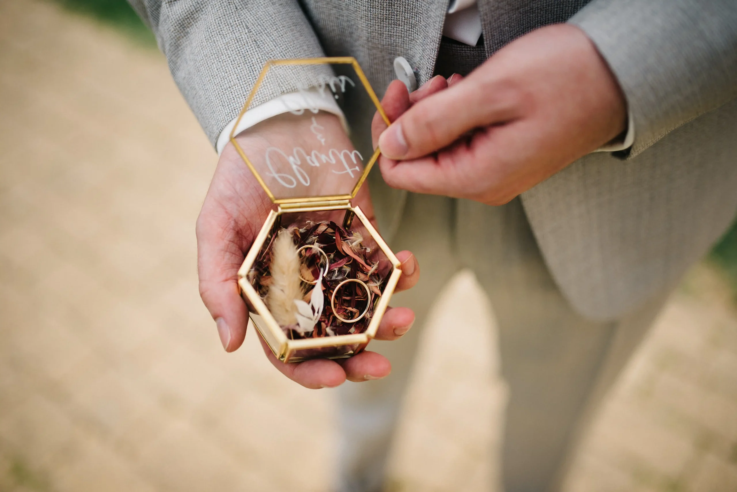 Details die ihr lange geplant habt in authentischen Hochzeitsfotos festgehalten. Hochzeitsfotograf für ungestellte Hochzeitsreportagen - Herzklopfreportagen