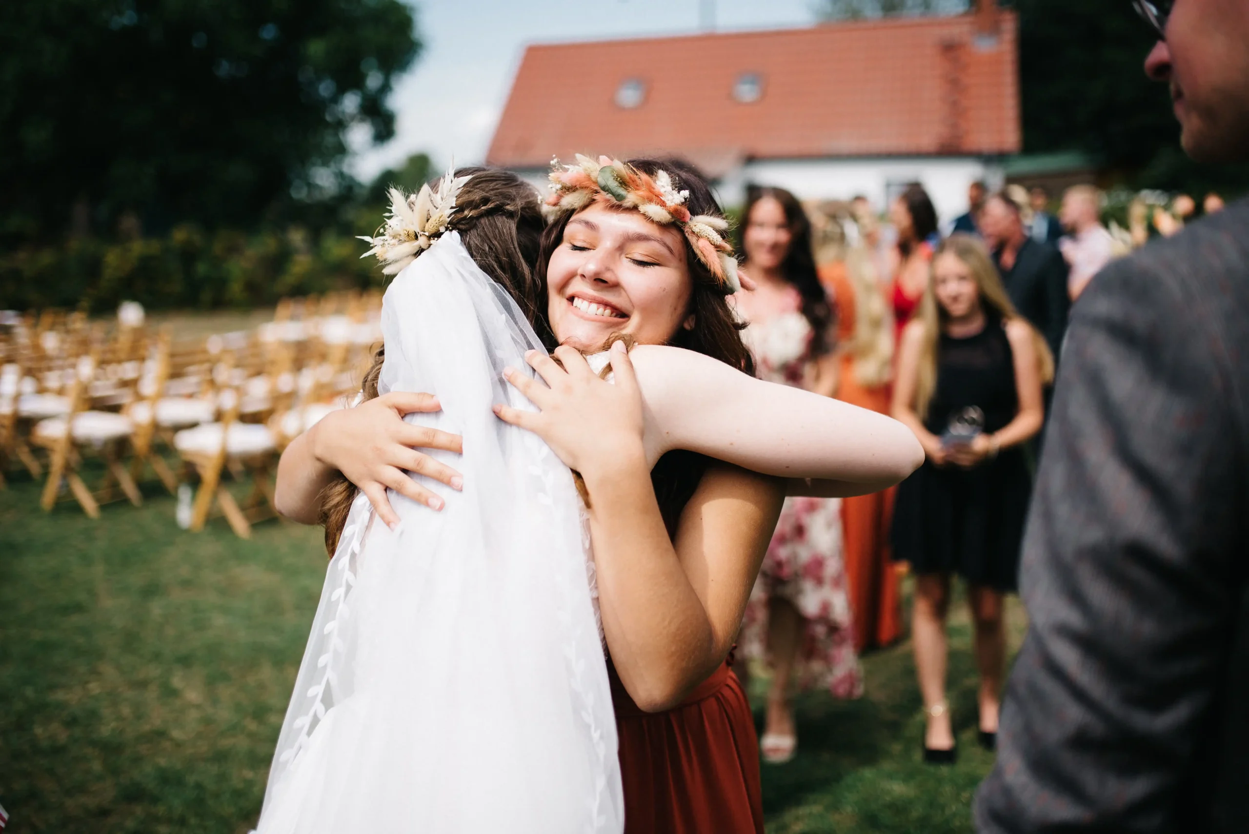 Emotionale Hochzeitsfotos von den Glückwünschen nach der freien Trauung in Brandenburg