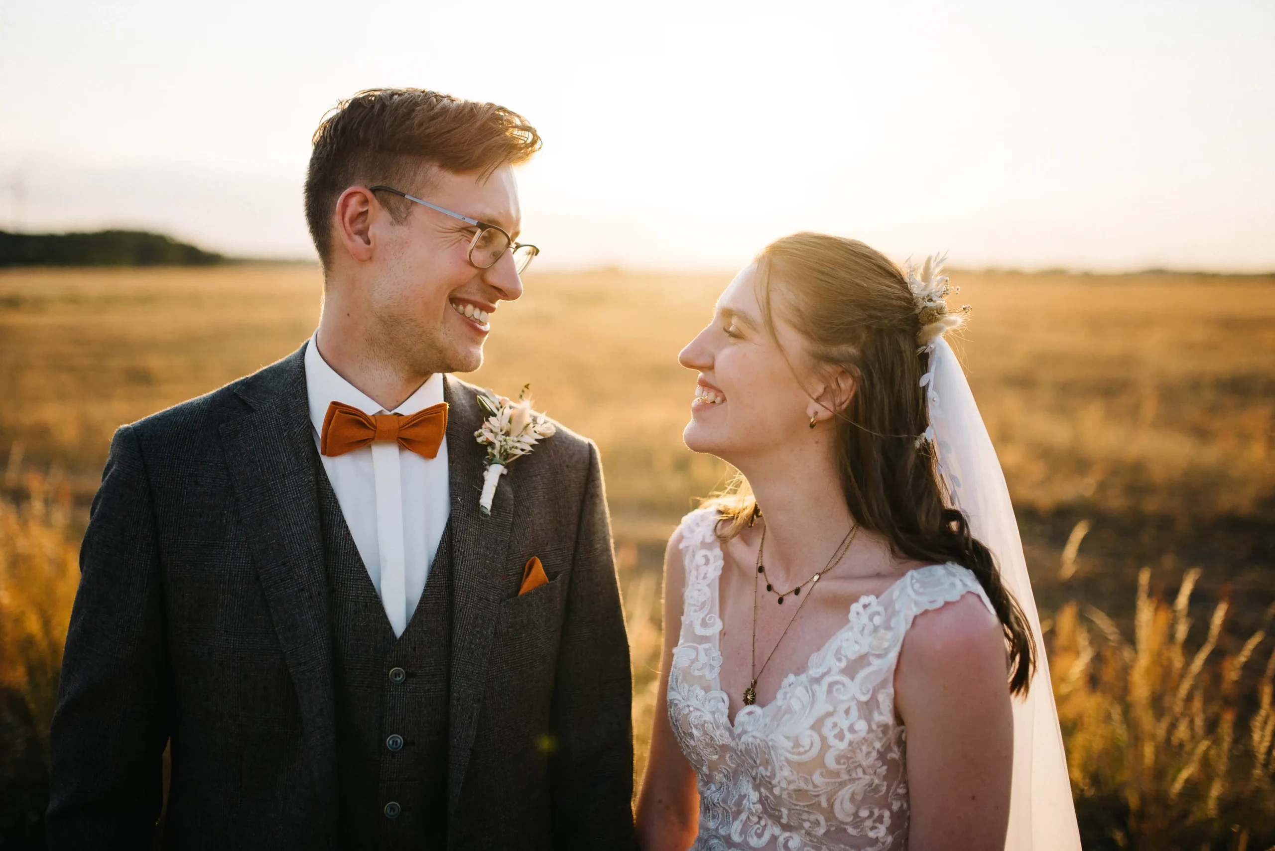 Echte und ungestellte Momente während des abendlichem Paarshooting auf eurer Hochzeit. Hochzeitsfotograf für Hochzeitsreportagen ohne Kitsch
