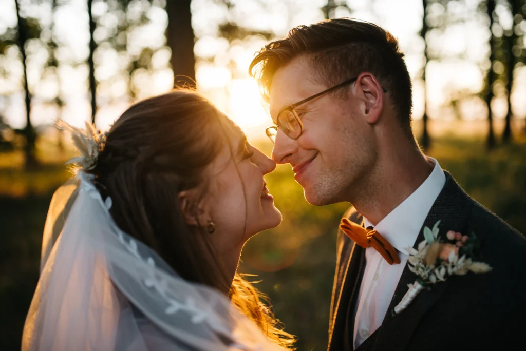 Sonnenuntergang-Shooting auf einer Landhochzeit in Brandenburg