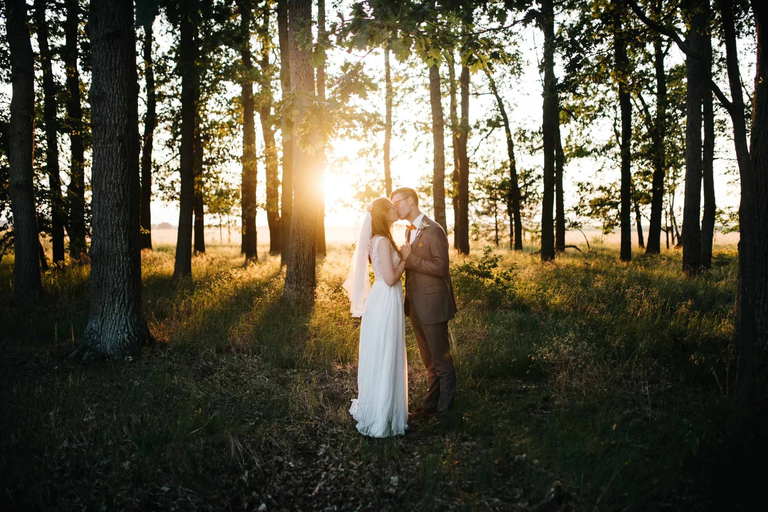 Hochzeitsfotos die natürlicher nicht sein können. Paarshooting zum Sonnenuntergang in der Natur. Herzklopfreportagen - Hochzeitsfotograf Potsdam Berlin