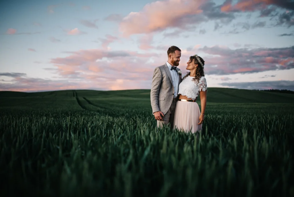 Ungestellete Hochzeitsfotos auf einer Landhochzeit in der Uckermark.