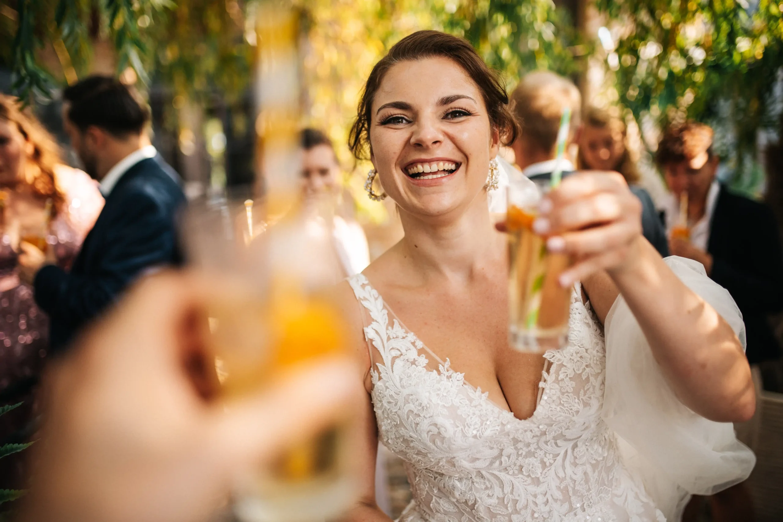 Ausgelassene Stimmung bei einem kühlen Drink auf einer Hochzeit im Seebad Caputh - Herzklopfreportagen