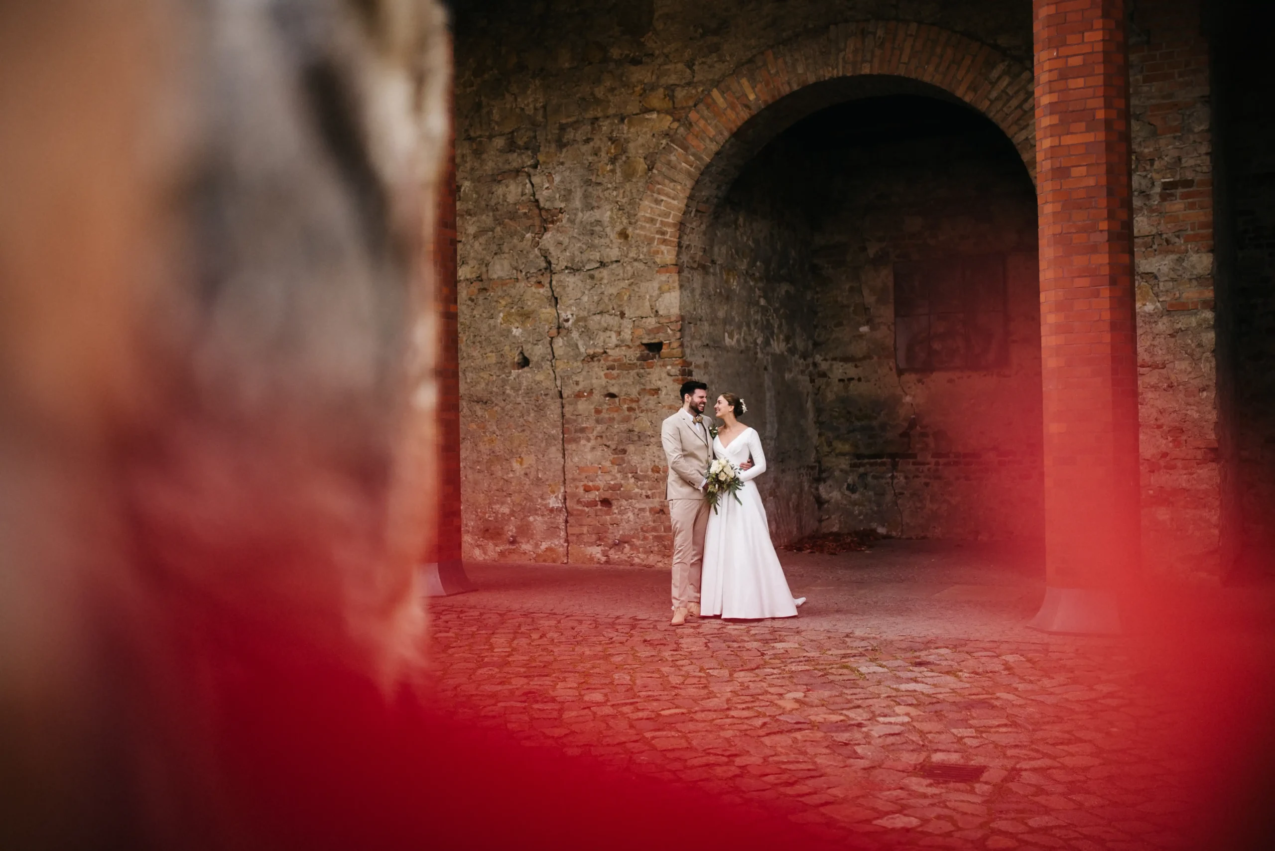 Hochzeitspaar in der Zitadelle Spandau bei einem ungestellten Paarshooting in der Zitadelle Spandau Berlin. Herzklopfreportagen