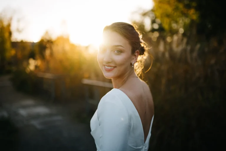Was kostet ein Hochzeitsfotograf?Brautpaar beim Kuss vor der Kamera eines professionellen Hochzeitsfotografen – Symbolbild für Kosten, Leistung und Emotion in der Hochzeitsfotografie.