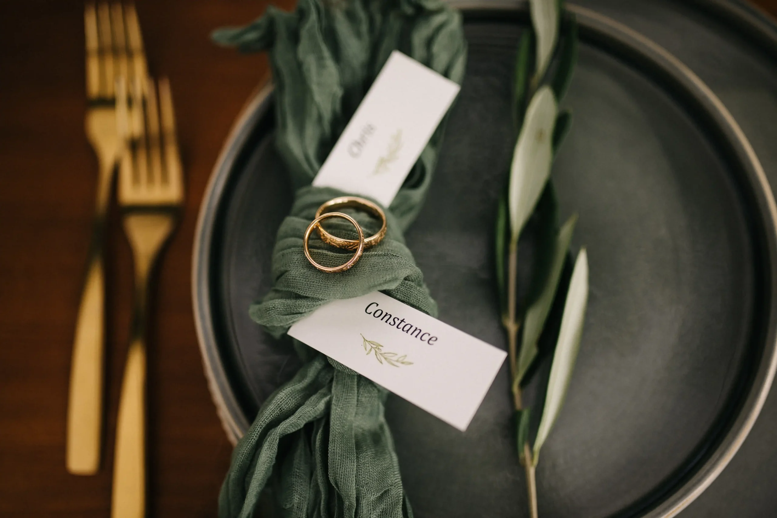 Details auf einer Hochzeit - Eheringe Villa Aurea in Potsdam - Hochzeitsfotograf Potsdam - Herzklopfreportagen